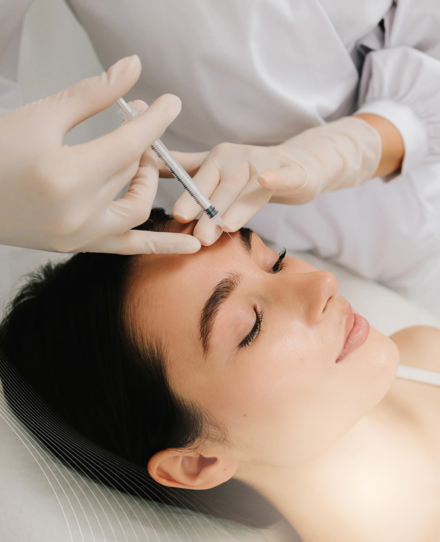 Aplicación de Botox en Monterrey en la frente de una paciente